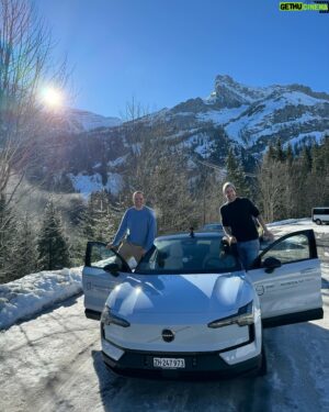 Jonny Fischer Instagram - Es hammer Weekend in Gstaad mit @volvocarch  und üsne Liebste!!! Danke für alles🙏🏼🙏🏼🙏🏼 @michi_eats_out @cabaretdivertimento @michele_burkart @manu_burkart_77 #winterdrive #teamevent #weiterbildung #gstaad #volvo