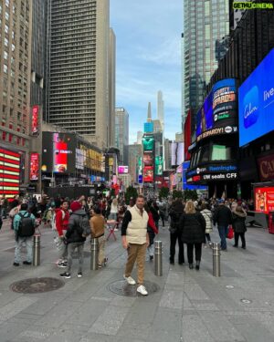 Jonny Fischer Instagram - Ändlich gsehn ich min Amoore wieder. Und NYC ide Vorwienachts-Ziit isch einzigartig!!!🏙️😍❤️‍🔥🥂 @michi_eats_out #newyork #advent #christmas #rockefeller #musical #moulinrouge #birthdayparty #love #gay #gaylife #wiedervereinigung
