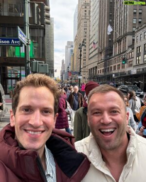 Jonny Fischer Instagram - Ändlich gsehn ich min Amoore wieder. Und NYC ide Vorwienachts-Ziit isch einzigartig!!!🏙️😍❤️‍🔥🥂 @michi_eats_out #newyork #advent #christmas #rockefeller #musical #moulinrouge #birthdayparty #love #gay #gaylife #wiedervereinigung