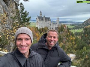 Jonny Fischer Instagram - Herbst im schönen Allgäu, mit meinem Lieblings-Prinzen… @michi_eats_out @hanusel.hof #allgäu #schlossneuschwanstein #bayern #schlosshohenschwangau #herbst #love #gaylove #gaycouples