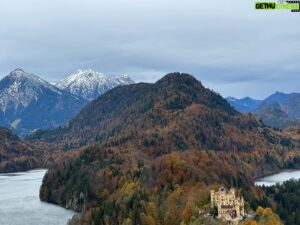Jonny Fischer Instagram - Herbst im schönen Allgäu, mit meinem Lieblings-Prinzen… @michi_eats_out @hanusel.hof #allgäu #schlossneuschwanstein #bayern #schlosshohenschwangau #herbst #love #gaylove #gaycouples