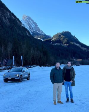 Jonny Fischer Instagram - Es hammer Weekend in Gstaad mit @volvocarch  und üsne Liebste!!! Danke für alles🙏🏼🙏🏼🙏🏼 @michi_eats_out @cabaretdivertimento @michele_burkart @manu_burkart_77 #winterdrive #teamevent #weiterbildung #gstaad #volvo