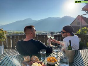 Jonny Fischer Instagram - Bildtitel: „Endspurt“, „Mut-Antrinken“, „Freundschaft“, „Liiche-Mööli“, etc…
Bald gats los…. #bucketlist #comedy #friendship #nervous #wine #boysandwine #nichtmehrlange @cabaretdivertimento @keepcoolproduktion @manu_burkart_77