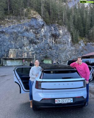 Jonny Fischer Instagram - Es hammer Weekend in Gstaad mit @volvocarch  und üsne Liebste!!! Danke für alles🙏🏼🙏🏼🙏🏼 @michi_eats_out @cabaretdivertimento @michele_burkart @manu_burkart_77 #winterdrive #teamevent #weiterbildung #gstaad #volvo