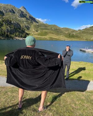 Jonny Fischer Instagram - Game of Switzerland Sendig 5 isch abdreht…🎥☝🏽😍 Au das Mal wirds en wildi Sach mit hammer Spiel und tolle Teams… Gad iischriibe: Sa. 21. Oktober SRF1, 20.10 @srfschweizerradioundfernsehen @srgdeutschschweiz @reneschoenenberger @impuls.event @davidandkitt @schweig_air @johnallenag @makeupdanybaia @rob_holub @martha_mavo @sherilleemann @chamermache @_bambam_80 @michael.aufdermaur.director @chris_hanselmann @jeanura @shaellibe @keepcoolproduktion und vili meh….#tvshow #srfgameofswitzerland #verfolgungsjagd #nervenkitzel #comingsoon