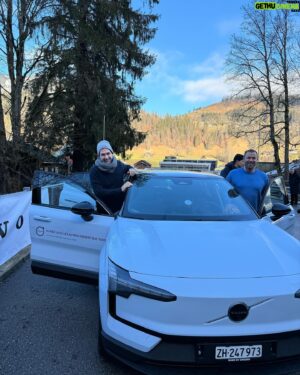 Jonny Fischer Instagram - Es hammer Weekend in Gstaad mit @volvocarch  und üsne Liebste!!! Danke für alles🙏🏼🙏🏼🙏🏼 @michi_eats_out @cabaretdivertimento @michele_burkart @manu_burkart_77 #winterdrive #teamevent #weiterbildung #gstaad #volvo