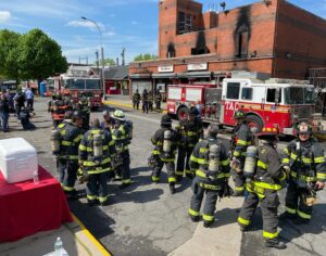 Jonny Lee Miller Instagram - Last week on International Firefighters Day, I had the honour of attending @learyfirefighters 8th annual firefighter challenge event at @fdny Academy “The Rock”. Instructors took a variety of celebrities, donors and firefighters (which I am lucky to now call myself) through a series of training evolutions and live fire drills. It was wonderful to pick the brains of amazing instructors and experience such an excellent facility, which has everything a firefighter could imagine, including its own mock up subway station and now (thanks to the Leary Foundation) a high rise simulator. @learyfirefighters does incredible work all across the country, quickly turning cash into much needed equipment to plug the holes in underfunded departments. Making sure that when you need someone in your darkest hour, they will be ready.
Thank you @denisleary @learyfirefighters @fdnyfoundation @bobby1960 and all the staff and instructors who showed us such expertise, humor and respect. ♥️