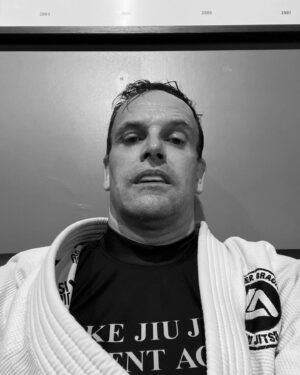 Jonny Lee Miller Instagram - Overseas, over compensating. #jiujitsu
