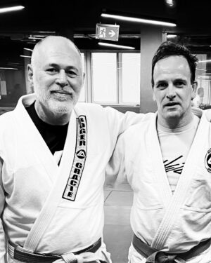 Jonny Lee Miller Instagram - Sad to be leaving the awesome people at @rogergracieacademy as I head home. Friendly place, world class instruction, with actual jiu jitsu legends walking the halls. Aside from that, walking into a martial arts gym is a wonderful way to connect to a place/city in ways you never imagined.
Oss. 👊🙏