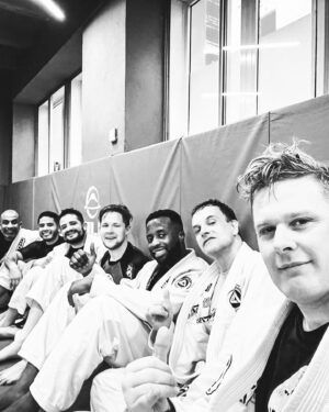 Jonny Lee Miller Instagram - Sad to be leaving the awesome people at @rogergracieacademy as I head home. Friendly place, world class instruction, with actual jiu jitsu legends walking the halls. Aside from that, walking into a martial arts gym is a wonderful way to connect to a place/city in ways you never imagined.
Oss. 👊🙏