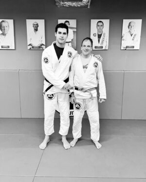 Jonny Lee Miller Instagram - Sad to be leaving the awesome people at @rogergracieacademy as I head home. Friendly place, world class instruction, with actual jiu jitsu legends walking the halls. Aside from that, walking into a martial arts gym is a wonderful way to connect to a place/city in ways you never imagined.
Oss. 👊🙏