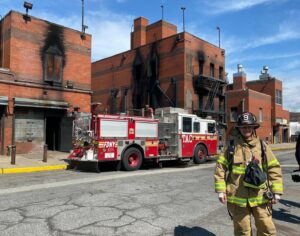 Jonny Lee Miller Instagram - Last week on International Firefighters Day, I had the honour of attending @learyfirefighters 8th annual firefighter challenge event at @fdny Academy “The Rock”. Instructors took a variety of celebrities, donors and firefighters (which I am lucky to now call myself) through a series of training evolutions and live fire drills. It was wonderful to pick the brains of amazing instructors and experience such an excellent facility, which has everything a firefighter could imagine, including its own mock up subway station and now (thanks to the Leary Foundation) a high rise simulator. @learyfirefighters does incredible work all across the country, quickly turning cash into much needed equipment to plug the holes in underfunded departments. Making sure that when you need someone in your darkest hour, they will be ready.
Thank you @denisleary @learyfirefighters @fdnyfoundation @bobby1960 and all the staff and instructors who showed us such expertise, humor and respect. ♥️