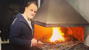 Jonny Lee Miller Instagram - Had the honour of getting a tour of Knightsbridge barracks the other day, and visiting the Household Cavalry! It’s a village unto itself in the heart of London. The farriers shop is like stepping back in time and the skill, pride and history in all the departments, from tailors to leather works is incredible. Many thanks to all for the hospitality and especially @c_newby_ ! #householdcavalry #lifeguards #bluesandroyals