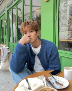 Joo Won Instagram - 디저트 배는 따로 🥐