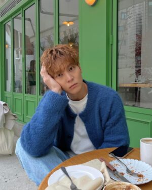 Joo Won Instagram - 디저트 배는 따로 🥐