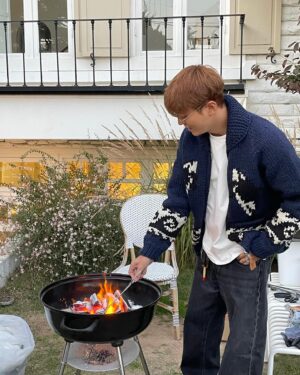 Joo Won Instagram - 뒤집어 신아
총각네고기가게
솥뚜껑삼겹살
군고구마
고양이 낚시대