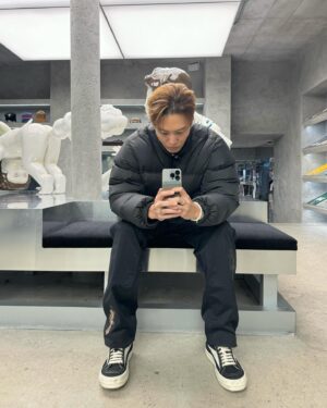 Joo Won Instagram - 🐈🪑📦📔