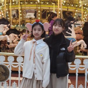 Joo Ye-rim Instagram - 유하랑 예림이랑♡ 
야무지게 매직패스쓰는중!!
아침10시부터ㅜ
#집에언제가노