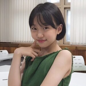 Joo Ye-rim Instagram - 눈빛으로 빨리찍어라 말하는 딸램
#제한시간5초