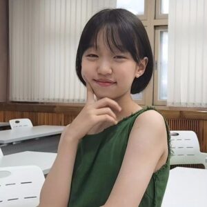 Joo Ye-rim Instagram - 눈빛으로 빨리찍어라 말하는 딸램
#제한시간5초