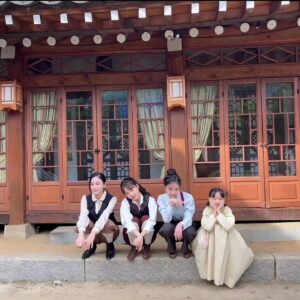 Joo Ye-rim Instagram - 사계절을 함께한 매난국죽🌸

따뜻한 현장에서 최고의 배우님들과 함께할수있어서 정말 감사했습니다 

더운날 추운날 스텝분들 배우님들 모두 
너무너무 고생많으셨습니다🩷
안녕 #구미호뎐1938