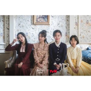 Joo Ye-rim Instagram - 사계절을 함께한 매난국죽🌸

따뜻한 현장에서 최고의 배우님들과 함께할수있어서 정말 감사했습니다 

더운날 추운날 스텝분들 배우님들 모두 
너무너무 고생많으셨습니다🩷
안녕 #구미호뎐1938