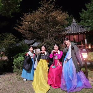 Joo Ye-rim Instagram - 사계절을 함께한 매난국죽🌸

따뜻한 현장에서 최고의 배우님들과 함께할수있어서 정말 감사했습니다 

더운날 추운날 스텝분들 배우님들 모두 
너무너무 고생많으셨습니다🩷
안녕 #구미호뎐1938