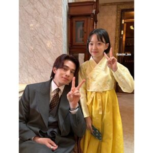 Joo Ye-rim Instagram - 최애아이돌 싸인앨범 선물주신 쏘스윗한 이동욱배우님과
(그렇게 죽향은 이연에게 충성을 맹세했다고한다😊)
#구미호뎐1938