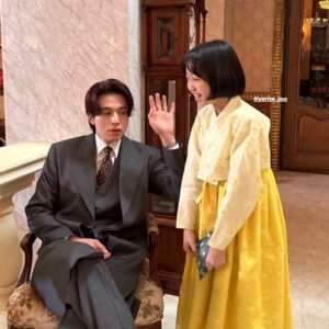 Joo Ye-rim Instagram - 최애아이돌 싸인앨범 선물주신 쏘스윗한 이동욱배우님과
(그렇게 죽향은 이연에게 충성을 맹세했다고한다😊)
#구미호뎐1938