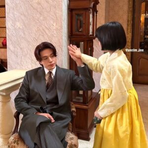 Joo Ye-rim Instagram - 최애아이돌 싸인앨범 선물주신 쏘스윗한 이동욱배우님과
(그렇게 죽향은 이연에게 충성을 맹세했다고한다😊)
#구미호뎐1938