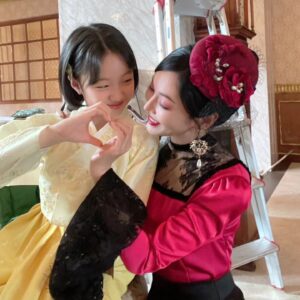 Joo Ye-rim Instagram - 죽향🩷홍주

#구미호뎐1938 

너어무 예쁜 천사 김소연배우님과
#반도호텔