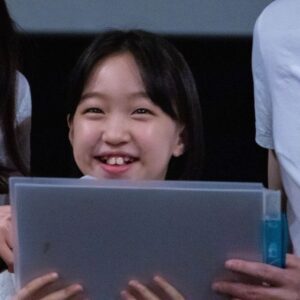 Joo Ye-rim Instagram - 넘이쁘고 다정하신 #서현진 배우님과 함께한 
#카시오페아 #무대인사 
.
꼬옥잡은 두손💕 
사진감사합니다🫶
#신연식 감독님 #안성기 배우님 #주예림 
#개봉영화