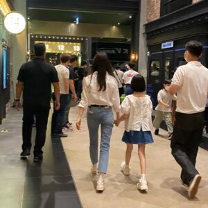 Joo Ye-rim Instagram - 넘이쁘고 다정하신 #서현진 배우님과 함께한 
#카시오페아 #무대인사 
.
꼬옥잡은 두손💕 
사진감사합니다🫶
#신연식 감독님 #안성기 배우님 #주예림 
#개봉영화