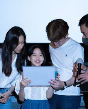 Joo Ye-rim Instagram - 넘이쁘고 다정하신 #서현진 배우님과 함께한 
#카시오페아 #무대인사 
.
꼬옥잡은 두손💕 
사진감사합니다🫶
#신연식 감독님 #안성기 배우님 #주예림 
#개봉영화