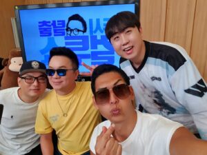 Joon Park Instagram - 요오우~ 항상 컬투쇼가면 즐건시간쓰~빼애앰!!!
Yo~ ALWAYS a GREAT time on the CulTwo Show~ BBBAAAMMM!!!
#지오디 #fangod #박준형 #김태균 #최재훈 #이재율 #컬투쇼 #두시탈출컬투쇼 #JoonPark #ParkJoonHyung #KimTaeKyun #ChoiJaeHoon #LeeJayYeul #CulTwoShow #KoreaTalkRadio #KoreanVariety #KVariety #컬투쇼박준형 #박준형컬투쇼#아이구이노무눈깔쓰랑혓바닥쓰를엇떽해하지차암나ㅡㅡ아무리잘읽을라구해두눈깔쓰가사팔쓰되내차암나 #Koreanboy #band #Seoul #Korea #SeoulKorea #Kpop