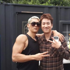 Joon Park Instagram - 인생애는 모든사람들이 사라가면서 상황마다 긋대긋대의 상황에따라 자기만의사라남을수있는 방식들이있어요... 그방식이 그상황애따라 아무리노력을하더라도 서로한태 100% 맛출수도없는거고요 하지만 분명희정확한건 이새상모든분들은 쵀대한 주변에 본인을살랑해주고 가깝고 본인이살랑하는사람들한태는 아픔과상처를주지안키를 원할꺼고 노력을스스로햇을꺼예요.... 참안쓰럽구 슬프네요~
P.S. 이사진찍은날 우리누나랑옛날극단시절붓터 친하셔서 우리컴백콘서트 축하해주러왔주셧을때 딱한번만 만나봣찌만 아주오래된친척처럼대해주시고 너어무나두 선하시구 진심으로 마음이고우신분이시라는거를늑꼇어요... 혜진씨와 함깨 항상 친가족처럼 우리누나랑조카를 잘챙겨주셔서 너무너무고마웟어요~
Please May You rest in peace and May God Bless your Soul and your Loved ones~ God Bless
#지오디 #fangod #GodBlessYou