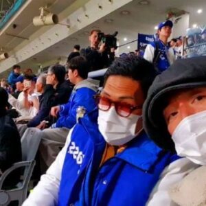 Joon Park Instagram - 요오우~ 장혁쓰랑나랑 MLB LA DODGERS vs PADRES 개막전 in SEOUL! 땡큐 Cass~ 기릿! 빼애앰!!! BBBAAAMMM!!!
Yo~ My lil bro Janghyuk and I at the MLB Seoul Series DODGERS vs. PADRES~ Thank You @OFFICIAL.CASS git it! BBBAAAMMM
#지오디 #fangod #박준형 #장혁 #JOONPARK #PARKJOONHYUNG #LOSANGELESDODGERS #LADODGERS #GOBLUE #GoDodgersBlue #CASS #PADRES #MLBSEOULSERIES #mlb 카쓰 #CassLight #MLBSeoulSeriesDodgersVsPadres #김하성 #HasungKim #ShoheiOhtani #오타니쇼헤이 #Ohtani #요오우난박깨서하는줄앟구요올라뤼쓰껴입구왓더니요올라뤼쓰더워서죽는줄쓰차암나 #빼애앰 #BBBAAAMMM #요오우카쓰땡큐배뤼망취쓰근대빼애앰초상권줘매애앤차암나꽁ㅋㅋ #SeoulKorea #Kpop