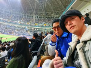 Joon Park Instagram - 요오우~ 장혁쓰랑나랑 MLB LA DODGERS vs PADRES 개막전 in SEOUL! 땡큐 Cass~ 기릿! 빼애앰!!! BBBAAAMMM!!!
Yo~ My lil bro Janghyuk and I at the MLB Seoul Series DODGERS vs. PADRES~ Thank You @OFFICIAL.CASS git it! BBBAAAMMM
#지오디 #fangod #박준형 #장혁 #JOONPARK #PARKJOONHYUNG #LOSANGELESDODGERS #LADODGERS #GOBLUE #GoDodgersBlue #CASS #PADRES #MLBSEOULSERIES #mlb 카쓰 #CassLight #MLBSeoulSeriesDodgersVsPadres #김하성 #HasungKim #ShoheiOhtani #오타니쇼헤이 #Ohtani #요오우난박깨서하는줄앟구요올라뤼쓰껴입구왓더니요올라뤼쓰더워서죽는줄쓰차암나 #빼애앰 #BBBAAAMMM #요오우카쓰땡큐배뤼망취쓰근대빼애앰초상권줘매애앤차암나꽁ㅋㅋ #SeoulKorea #Kpop