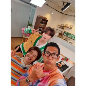 Joon Park Instagram - 요오우~ 울손호쓰랑 재중쓰랑 "재친구" 에서 수다쓰~ 유튜브 기릿~ 빼애앰!
Yo~ with my lil Bro Hoi and JaeJoong on his Youtube program "재친규" Git it! BBBAAAMMM!!!
#지오디 #fangod #박준형 #김재중 #g5d #동방신기 #JoonPark #ParkJoonHyung #SonHoyoung #KimJaeJoong #재친구 #요오우다들옷이알록달록새록대록차암나 #오랜만의옛날이야기좋왓던시절이야기인생이야기과거가없음지금도없찌몬쥐알쥐기릿 #Koreanboy #band #Koreanidol #kVariety #Kculture #SeoulKorea #Kpop
