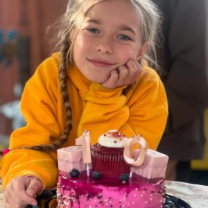 Jophielle Love Instagram - Thanks to everyone for all the great birthday wishes !
I had a great one … I’ll tell you about it after a good night of sleep!  It feels great being 10!
Merci à tous pour les messages d’anniversaire!  Enfin 10 ans! 😘💕🎂🍥🥮