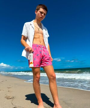Jordan Clark Instagram - Wanna “GLOW” to the beach?? 🏝️ @drinkglow #letsglow #glowhydration #drinkglow #glowpartner