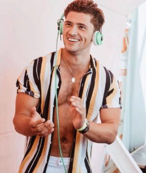 Jordan Davies Instagram - First Dubai bookings in the books 🇦🇪

@fivepalmjumeirah & I have got a special set of shows coming in February

More news this week 🎧 Stay tuned