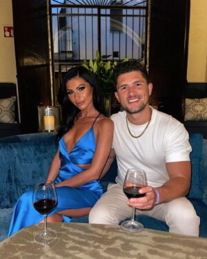 Jordan Davies Instagram - Happy Valentine’s Day ❤️ 

You’re my lobster 🦞  Although judging by the colour of my skin in some of these photos it’s probably the other way around. 

You’re the best thing to ever happen to me & I wouldn’t change anything for the world ❤️ Here’s to making plenty more memories in 2024 & probably plenty more animals for our mini farm 🐑🐐🐔