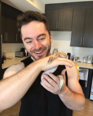 Jordan Maron Instagram - Wearing a sneklace 
@karacorvus