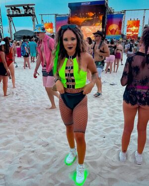 Jordan Whitley Instagram - In her Shego era…

Like she go home bc ya girl is 29 & tired 😫 Thanks @hangoutfest for an amazing weekend! 💚🖤
#hangoutmusicfestival #hangoutfest #rave