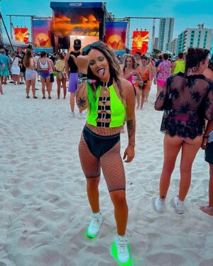Jordan Whitley Instagram - In her Shego era…

Like she go home bc ya girl is 29 & tired 😫 Thanks @hangoutfest for an amazing weekend! 💚🖤
#hangoutmusicfestival #hangoutfest #rave