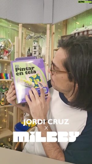 Jordi Cruz Instagram - ¿Y si esta primavera creas tus propios accesorios? 🎨🖌Descubre el kit "Pintar en tela" con @jordicruzperez y personaliza tanto la bolsa como el estuche que encontrarás en su interior. Puedes dibujar un paisaje, un personaje que te guste, una frase inspiradora... ¡no hay límites a la hora de crear? ¿Y tú? ¿Qué es lo primero que dibujarías?

🌐 Puedes encontrar todos nuestros kits en nuestras tiendas o en milbby.com

#PintarenTela #ArteBrillante #Creatividad #creaconmilbby #manualidadesconJordiCruz #diy #jordicruz #proyectosdiy #arteencasa #inspiracion #enfamilia