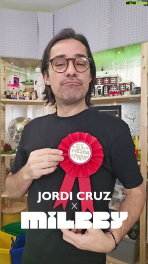 Jordi Cruz Instagram - ¡Prepara una insignia por el Día del Padre con @jordicruzperez! 🎖 "Al mejor papá" por su amor incondicional, su dedicación y esfuerzo. ¡Aún estás a tiempo de tener un detalle original con él!

¿Ya tenéis el regalo perfecto?🎁 Os leemos 👀

#manualidades #creaconmilbby #diadelpadre #ideaspararegalar #manualidadesconJordiCruz #diy #jordicruz #proyectosdiy #arteencasa #creacionesconarcilla #ideasdiadelpadre #inspiracion #enfamilia