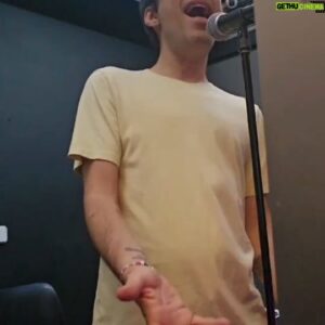 Jordi Cruz Instagram - Muero de la verguenza compartir este video pero forma parte del trabajo que estoy haciendo.
Hace un mes empecé clases de canto con el objetivo de soltar tensión, disfrutar ,dejarme llevar y perder verguenza.

Gracias Malole por este mes tan maravilloso y a todo el equipo de @academiajukebox .

Este tema de Rent es de mis favoritos y bueno lo he destrozado un poco 🤣🤣