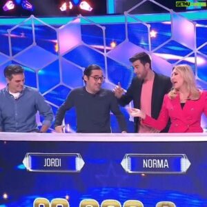 Jordi Cruz Instagram - Hoy se emite una cosilla que me encantó grabar:) Gracias @elcazadortve  por la invitación y a mis compañeros @luislarrodera @martavaquerizojewelry y @normaduvaloficial con los que fue una gozada compartir la jornada :) 
Hoy todo el money que consiga va para @medicosdelmundoespana 💙